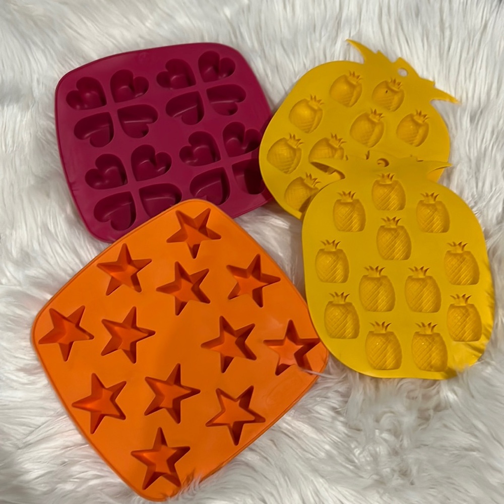 4 New never used silicone shaped ice cube trays